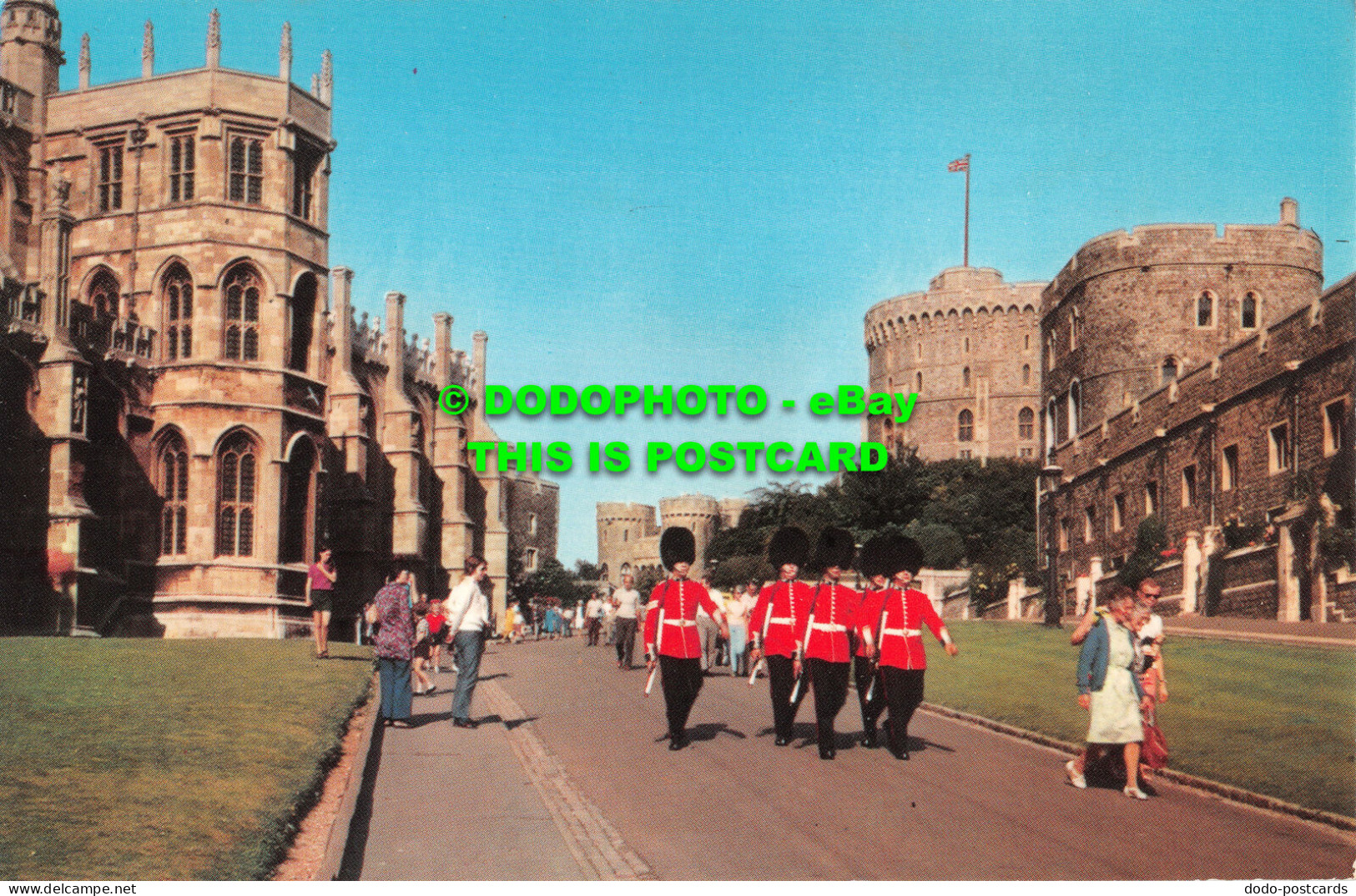 R483746 Windsor. Grenadier Guards Passing St. George Chapel. The Photographic Gr - Monde