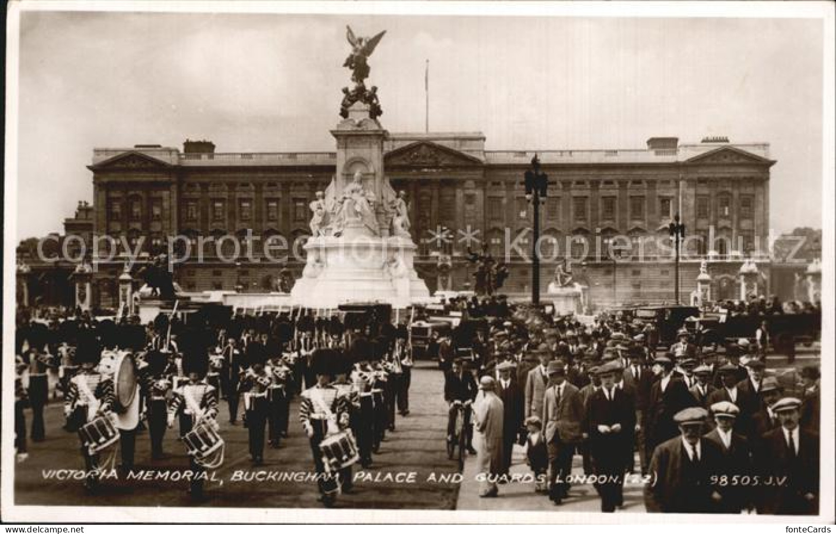 72466343 London Victoria Memorial Buckingham Palace And Guards - Altri & Non Classificati