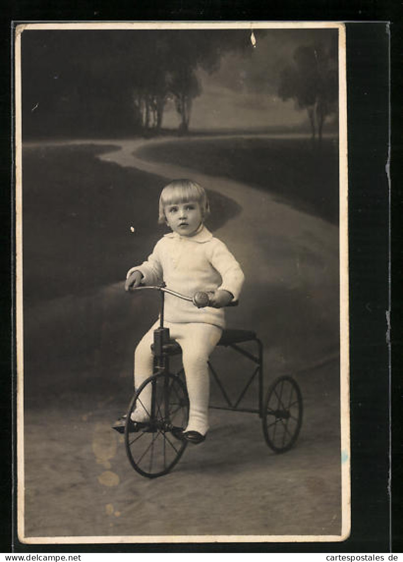 Foto-AK Kleiner Junge Auf Seinem Dreirad Im Park Am Abend  - Usati