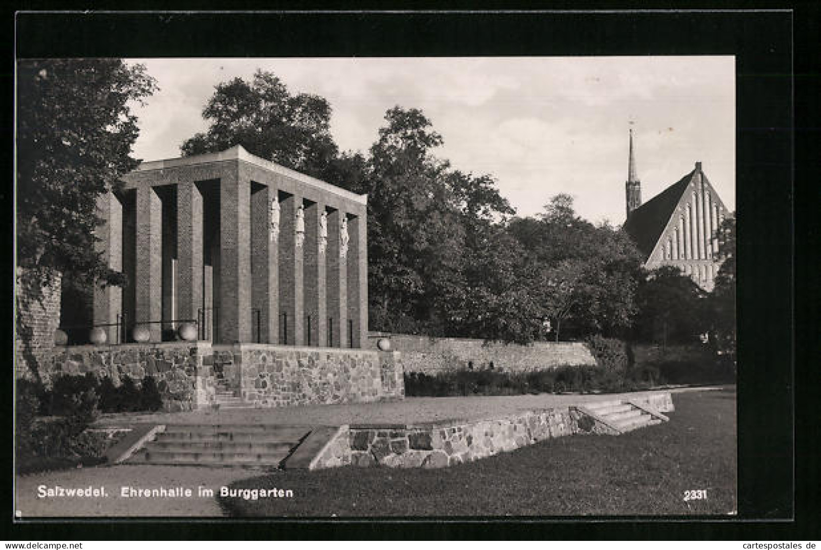 AK Salzwedel, Ehrenhalle Und Kirche Im Burggarten  - Salzwedel