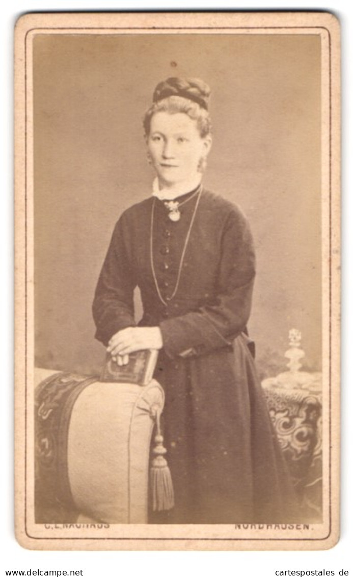 Fotografie C. L. Nauhaus, Nordhausen, Mittelstr. 12, Junge Dame Im Dunklen Kleid Mit Kette Und Hochgestecktem Zopf  - Anonymous Persons