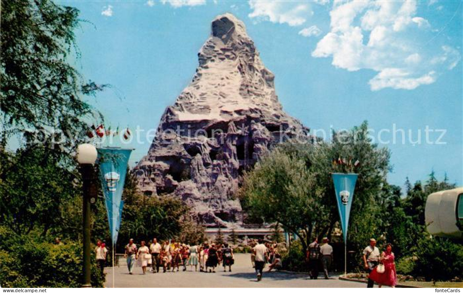 73051512 Disneyland_California Snowcapped Matterhorn Towers Of The Magic Kingdom - Other & Unclassified
