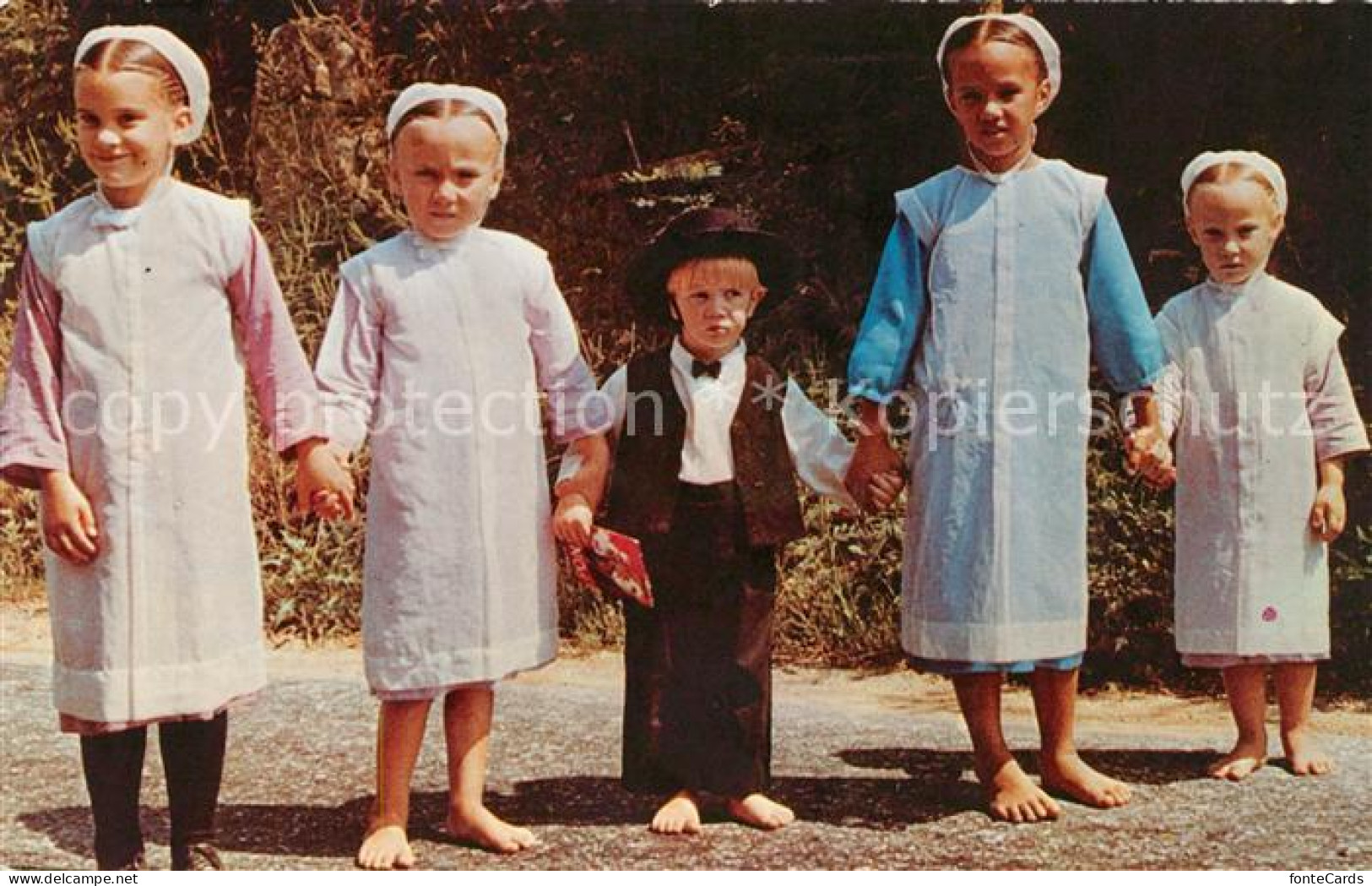 73047656 Ohio_US-State A Group Of AMISH Children In Sunday Dress - Autres & Non Classés