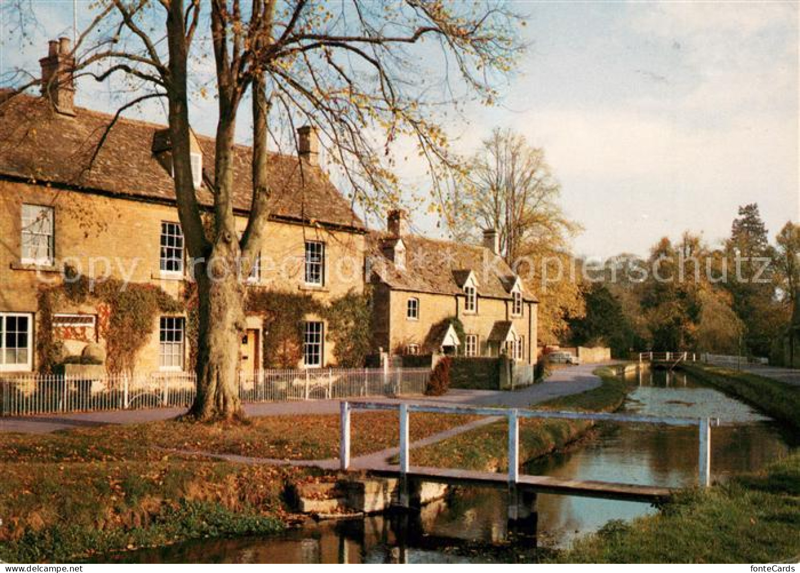 73022553 Gloucester Stream Flows Slowly Throug The Village Under Old Stone Bridg - Altri & Non Classificati