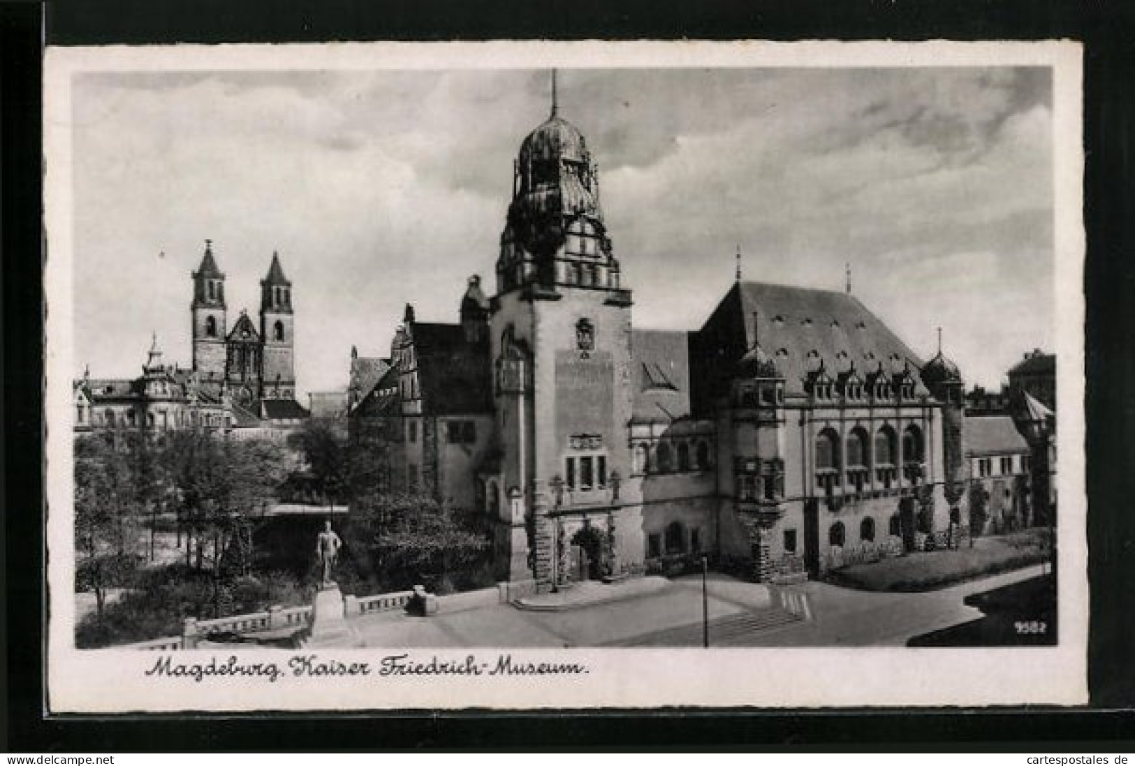 AK Magdeburg, Kaiser Friedrich-Museum Mit Denkmal  - Magdeburg