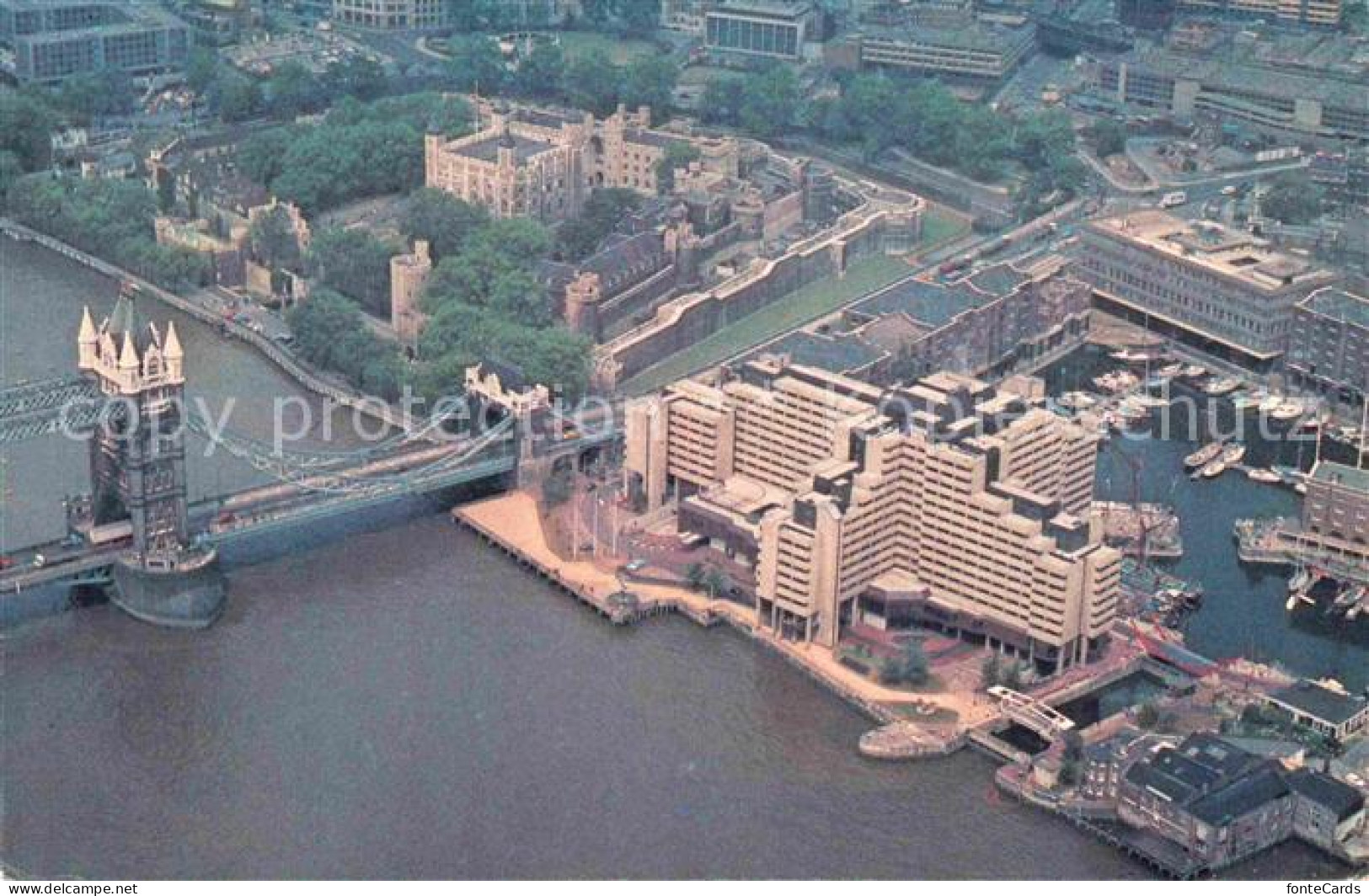 72766933 London Fliegeraufnahme Tower-Bridge And Tower-Hotel - Autres & Non Classés