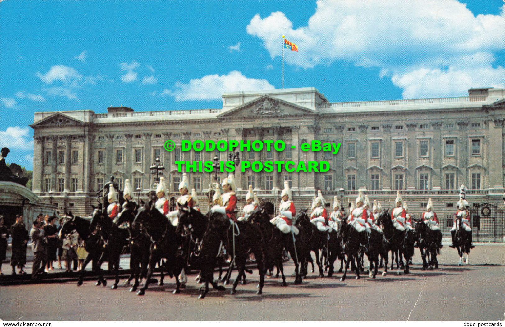 R484088 London. Mounted Guards At Buckingham Palace. The Photographic Greeting C - Autres & Non Classés