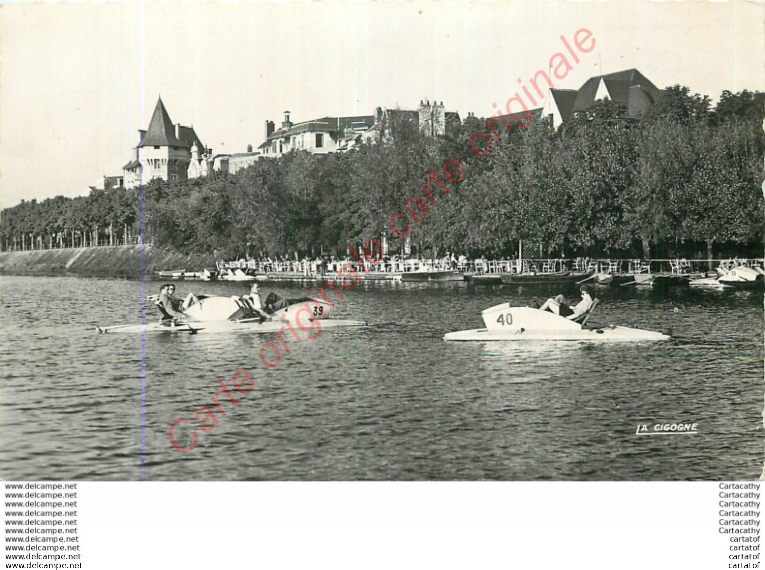 03.  VICHY .  Les Bords De L'Allier .  Les Pédalos . - Vichy