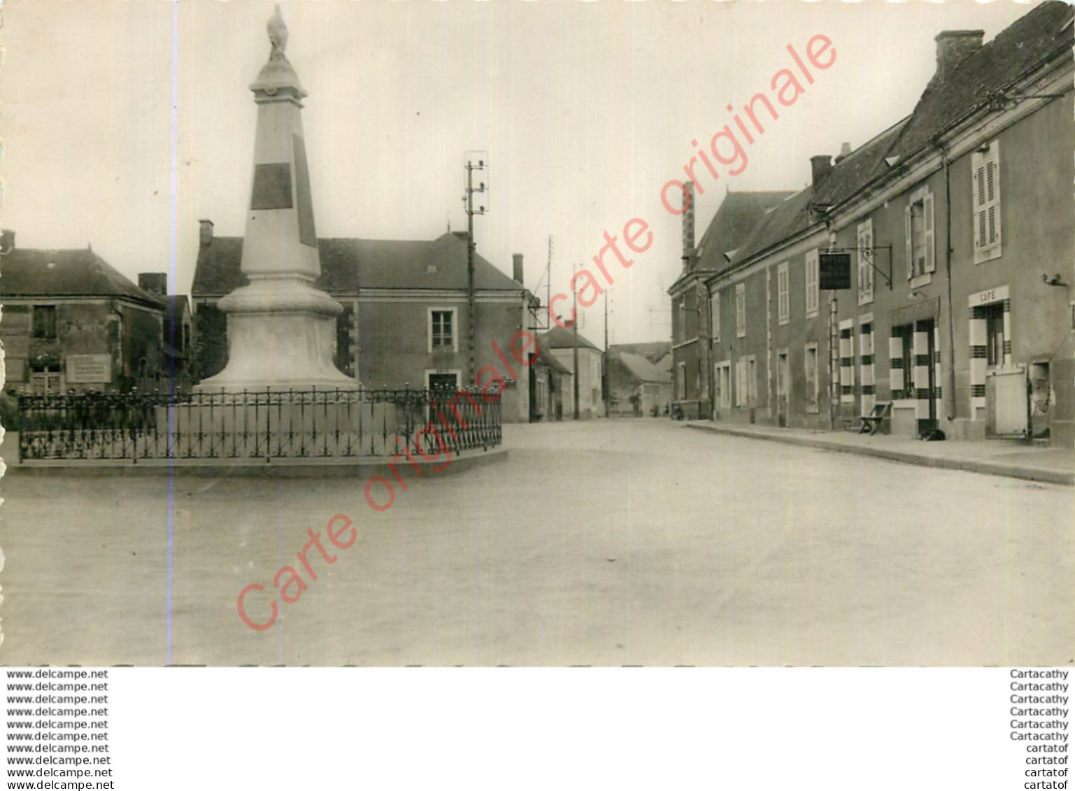 72.  LUCHE PRINGE .  Place Et Monument Aux MOrts . - Luche Pringe