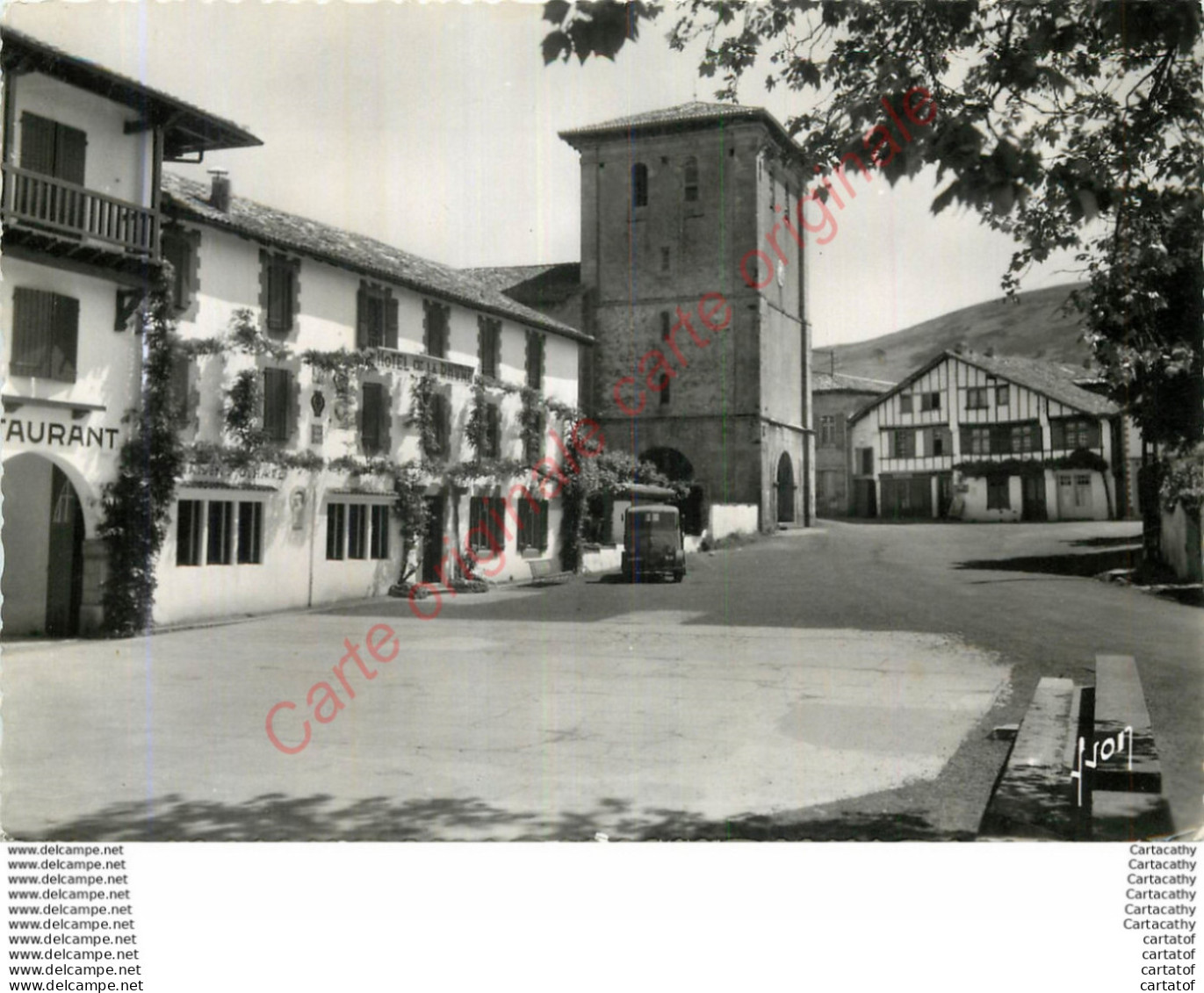 64.  ASCAIN . La Place, L'Eglise Et L'Hôtel De La Rhune . - Ascain