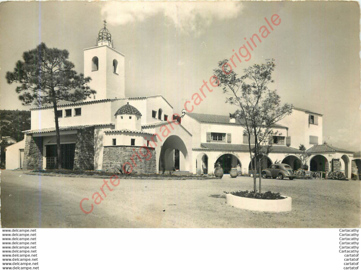 83.  LES CALANQUES DES ISSAMBRES . La Place Et L'Eglise Du Village Provençal . - Les Issambres