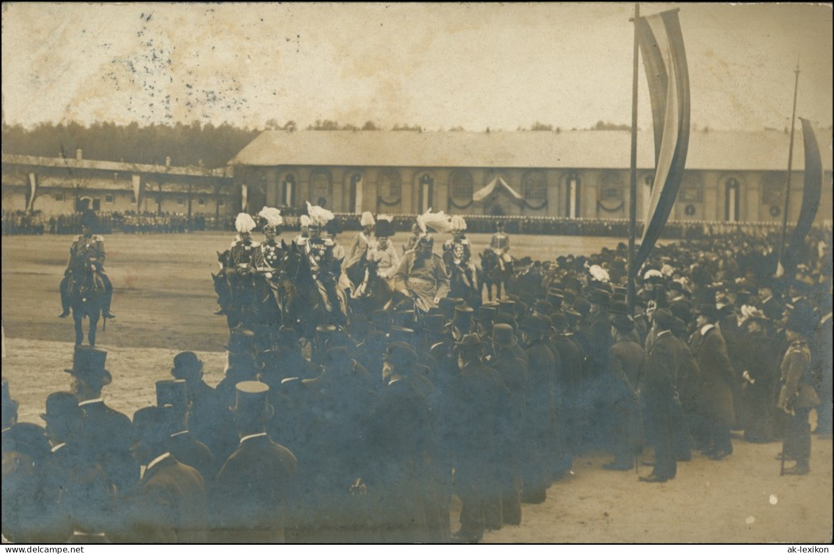 Ansichtskarte  Parade Kaiser Militär An Der Kaserne Privatfoto Ak 1910 - Royal Families