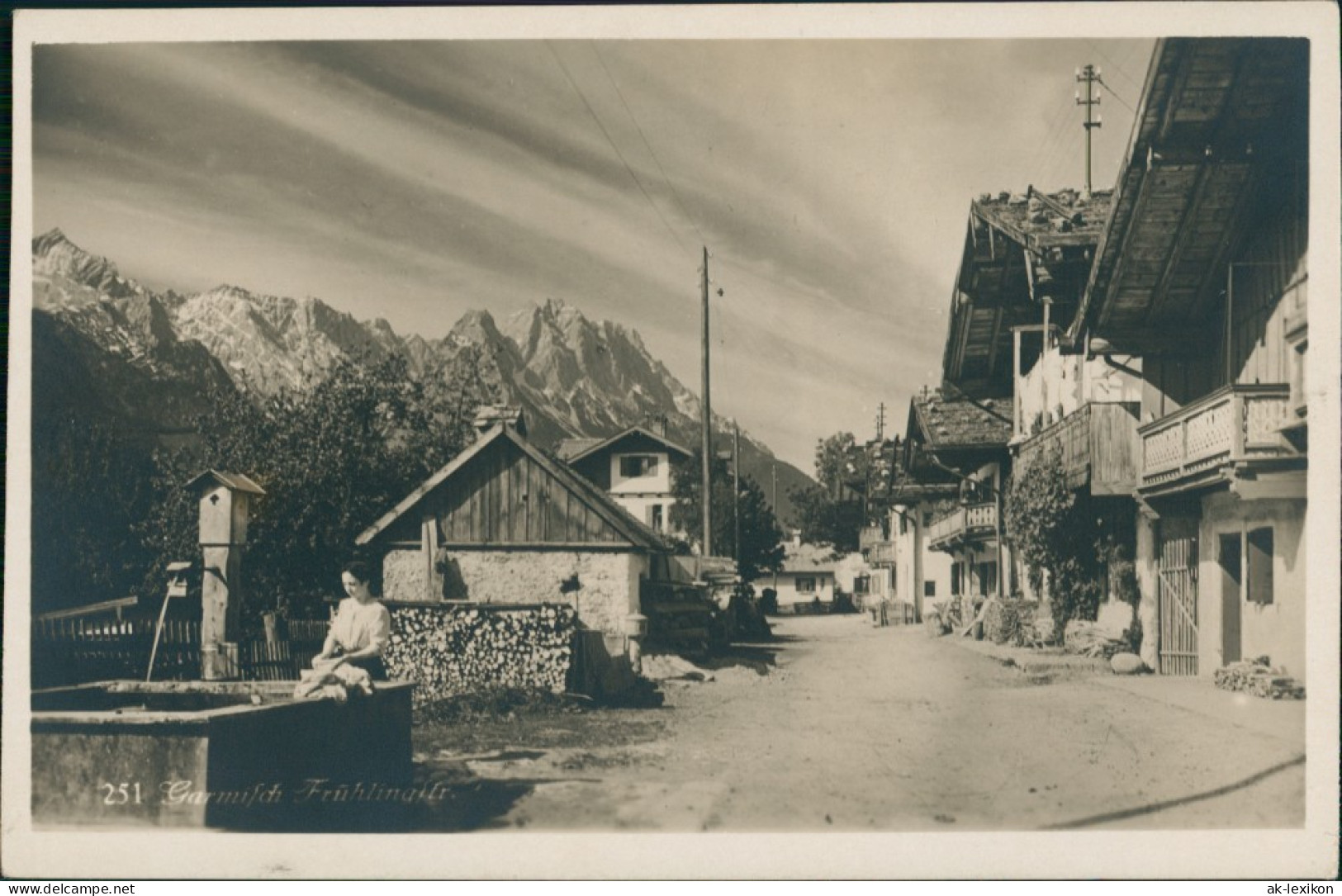 Ansichtskarte Garmisch-Partenkirchen Frühlingstrasse, Brunnen, Frau 1928 - Garmisch-Partenkirchen