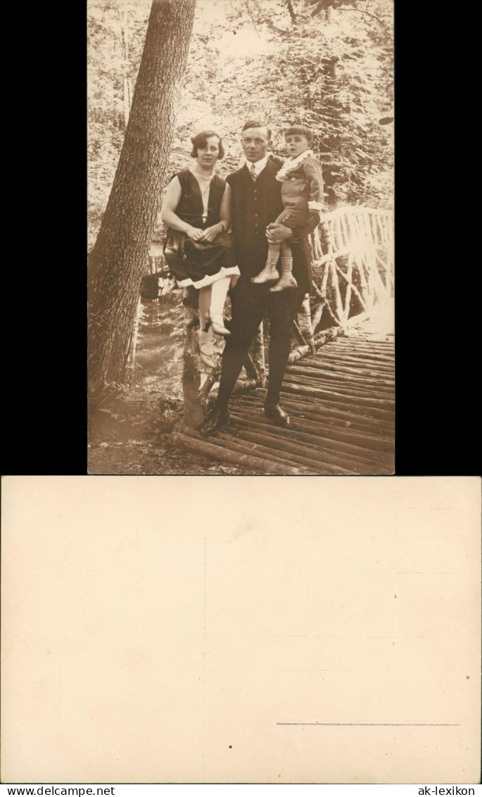 Ansichtskarte  Familie Im Park - Holzbrücke 1916 - Grupo De Niños Y Familias
