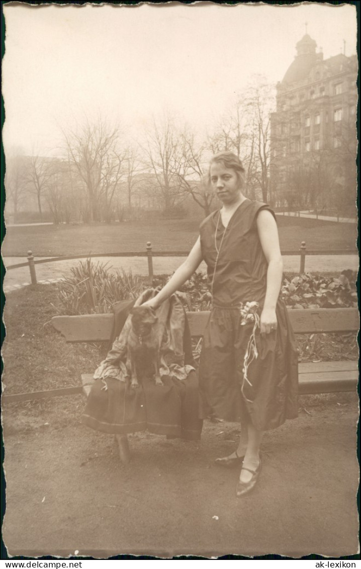 Foto  Frau Mit Hund Auf Parkbank 1930 Privatfoto - Cani