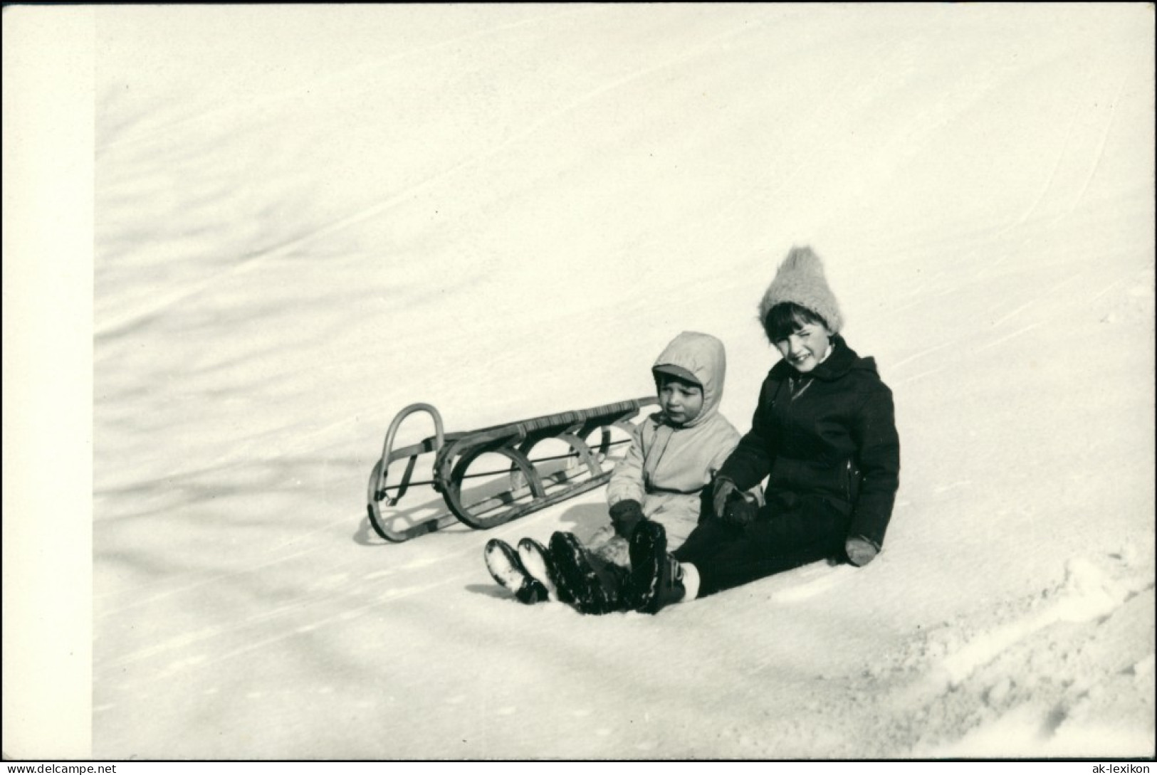 Foto  Kinder Beim Rodeln Schlitten 1960 Privatfoto - Portraits