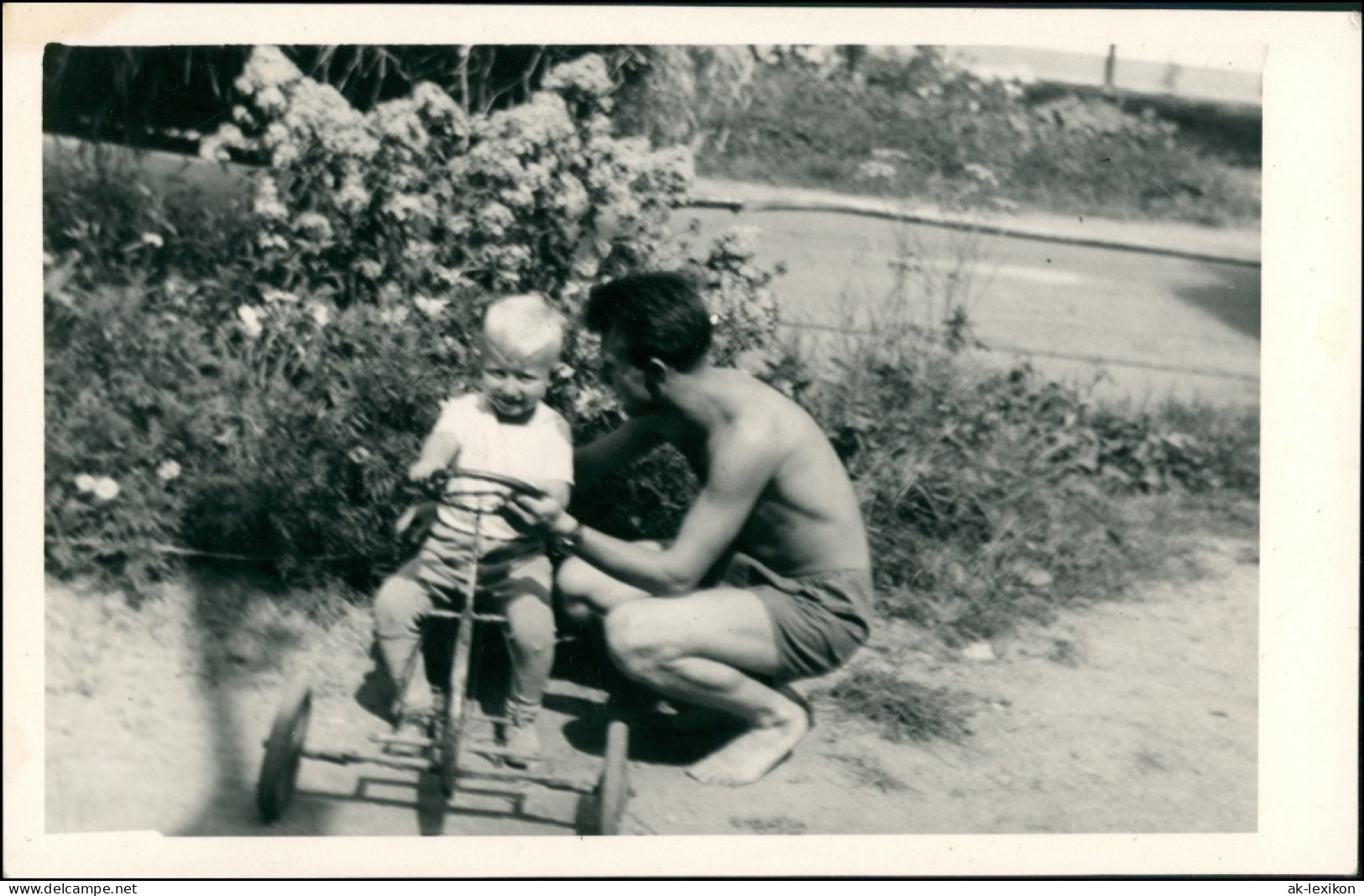 Foto  Junge Auf Dreirad Mit Vater 1950 Privatfoto - Portraits