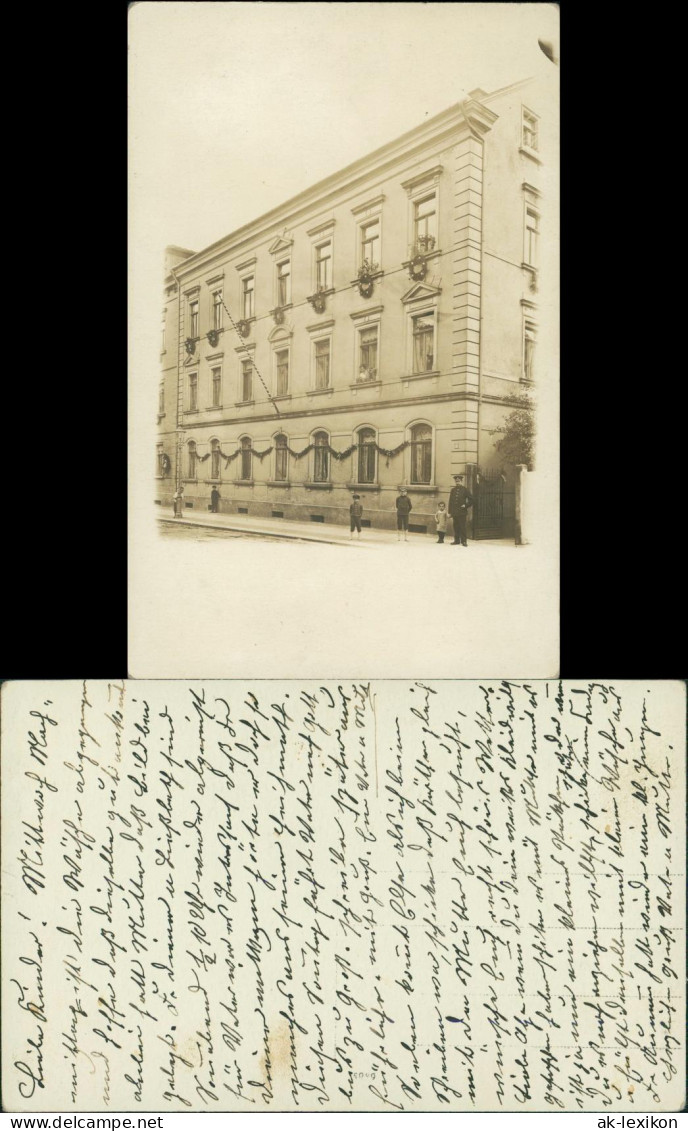 Ansichtskarte  Familie Vor Mehrfamilienhaus 1913 Privatfoto - Zu Identifizieren