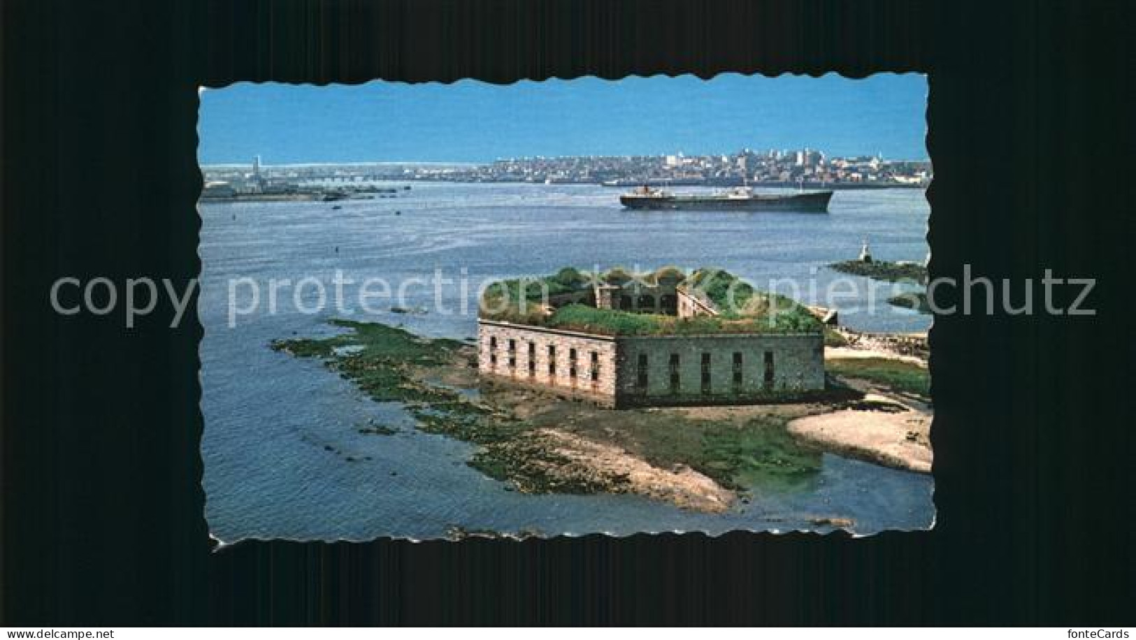 72486895 Portland_Maine Fort Gorges Tanker And Waterfront In Background - Otros & Sin Clasificación