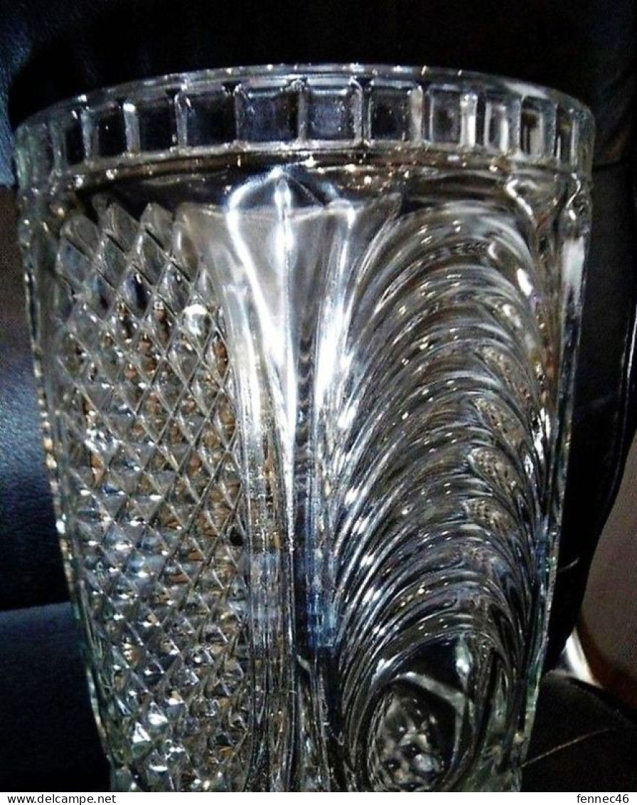 * Ancien, Grand Vase Blanc Transparent En Verre Soufflé, Circulaire Avec Facettes En Relief  (damiers Et Volutes) - Verre & Cristal