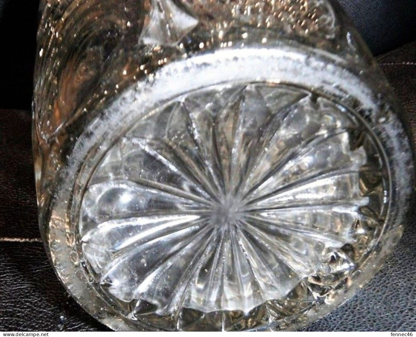 * Ancien, Grand Vase Blanc Transparent En Verre Soufflé, Circulaire Avec Facettes En Relief  (damiers Et Volutes) - Verre & Cristal