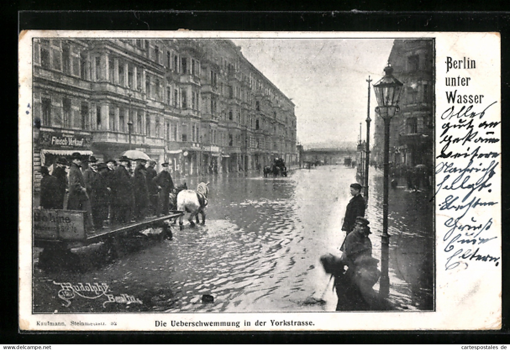 AK Berlin-Kreuzberg, Überschwemmung I. D. Yorkstrasse, Pferde Ziehen Karren M. Leuten  - Inondazioni