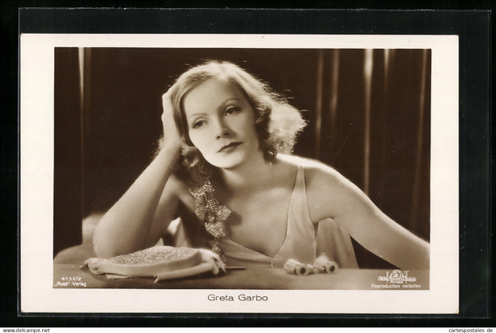 AK Schauspielerin Greta Garbo Sitzt Sinnierend In Der Theaterloge  - Actors