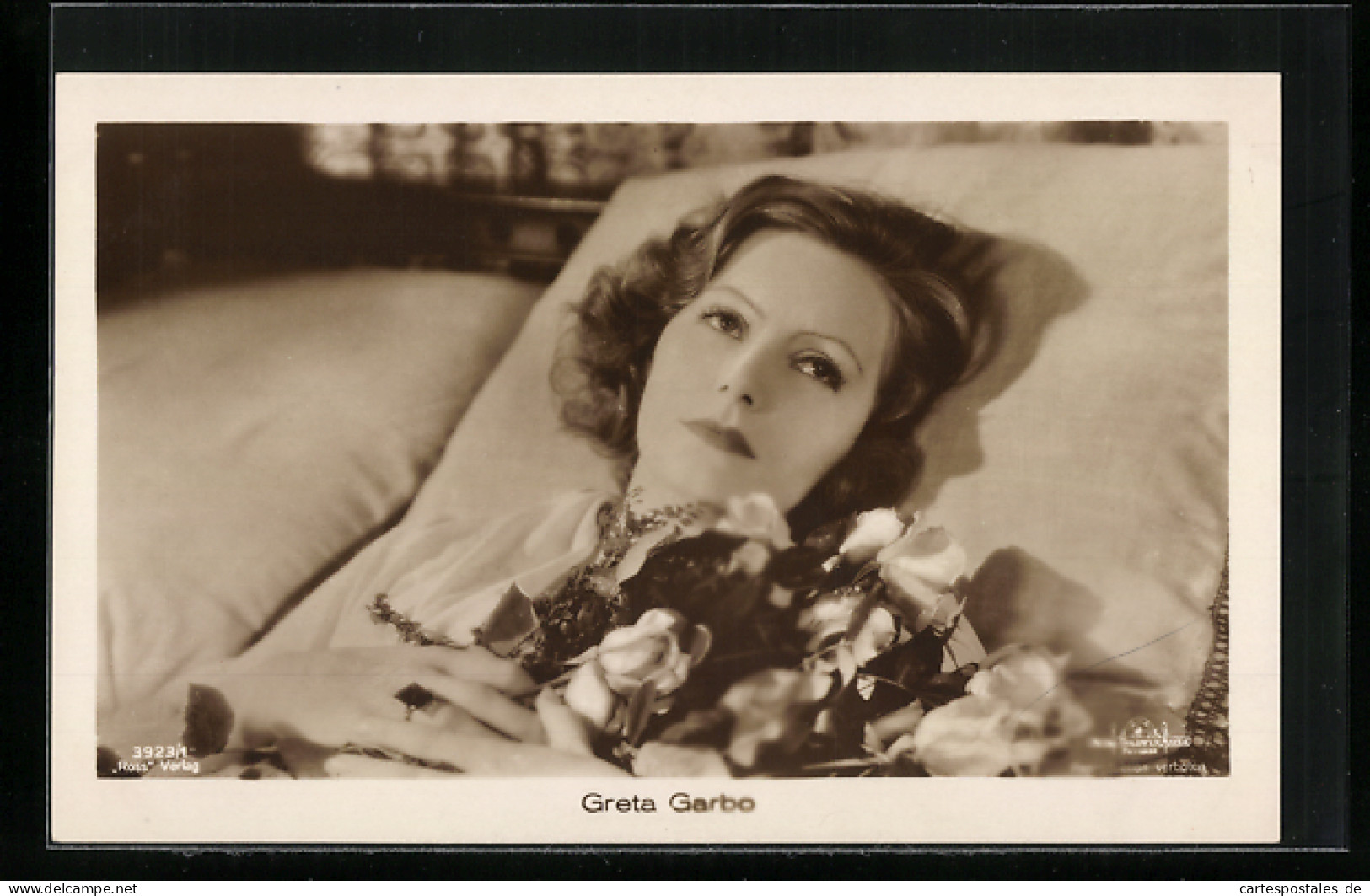 AK Schauspielerin Greta Garbo Liegt Nachdenklich Im Bett  - Actors