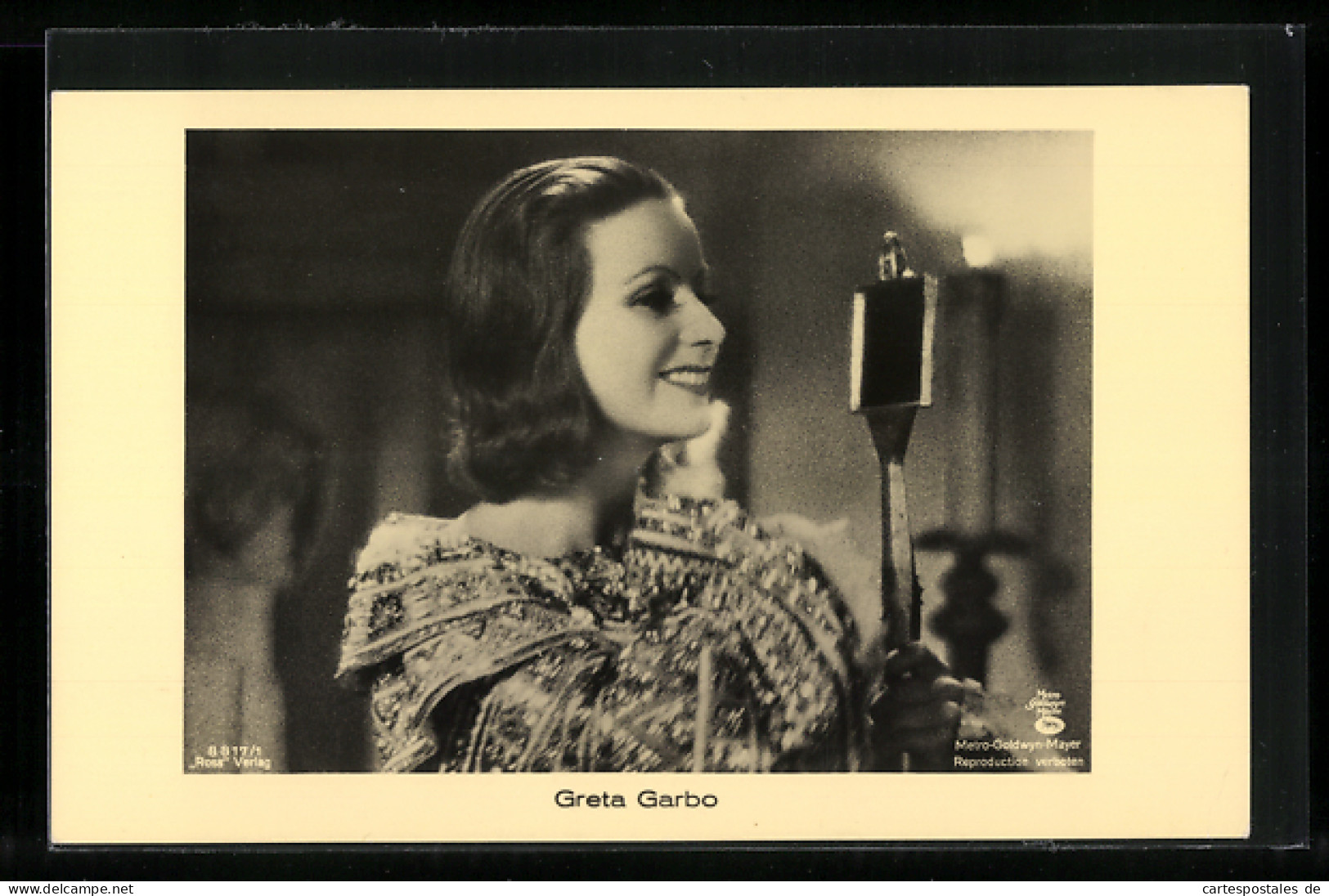 AK Schauspielerin Greta Garbo Betrachtet Sich Im Spiegel  - Actors
