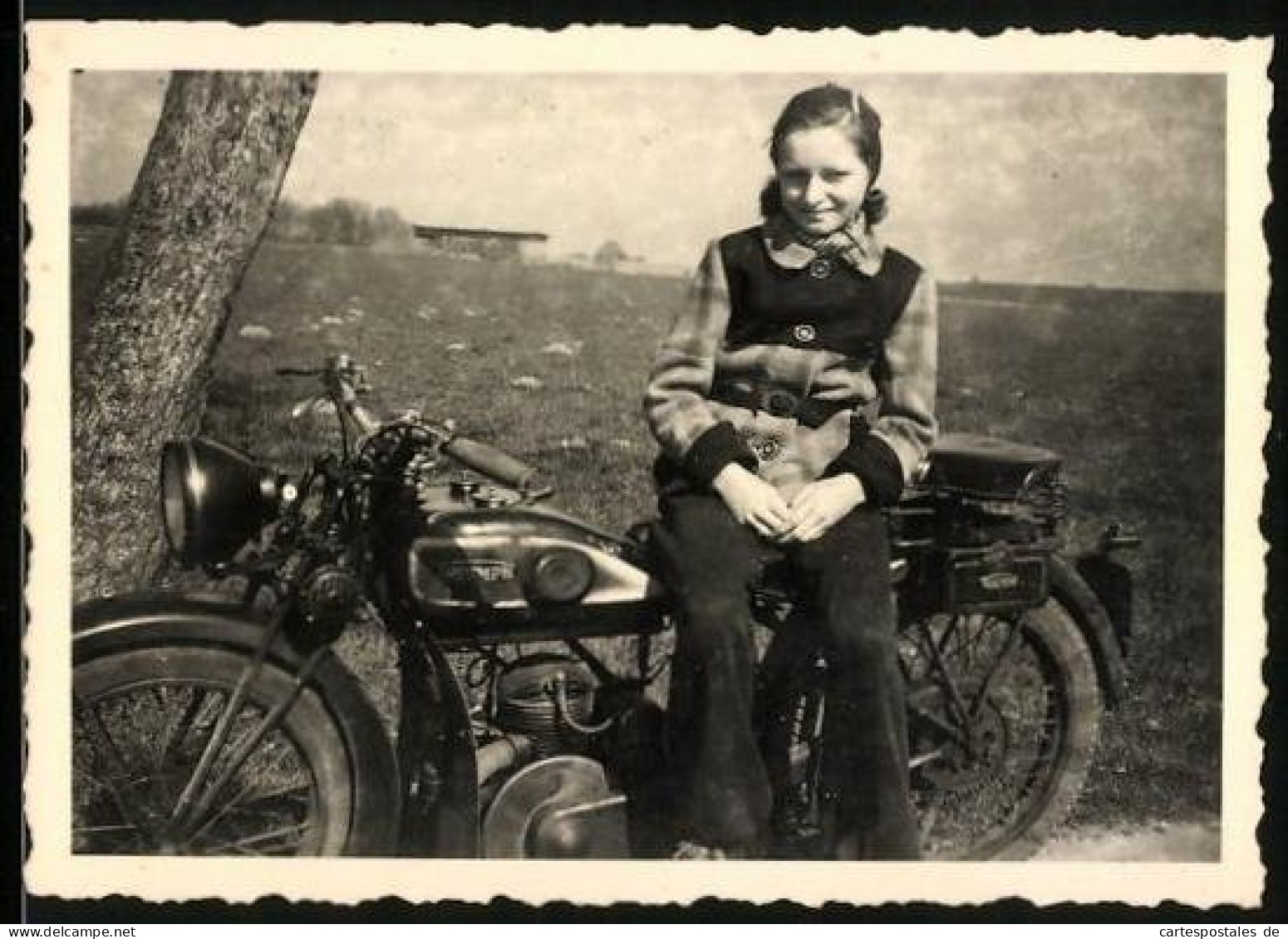Fotografie Motorrad Triumph TWN, Mädchen Margit Brand Auf Krad Sitzend 1946  - Cars