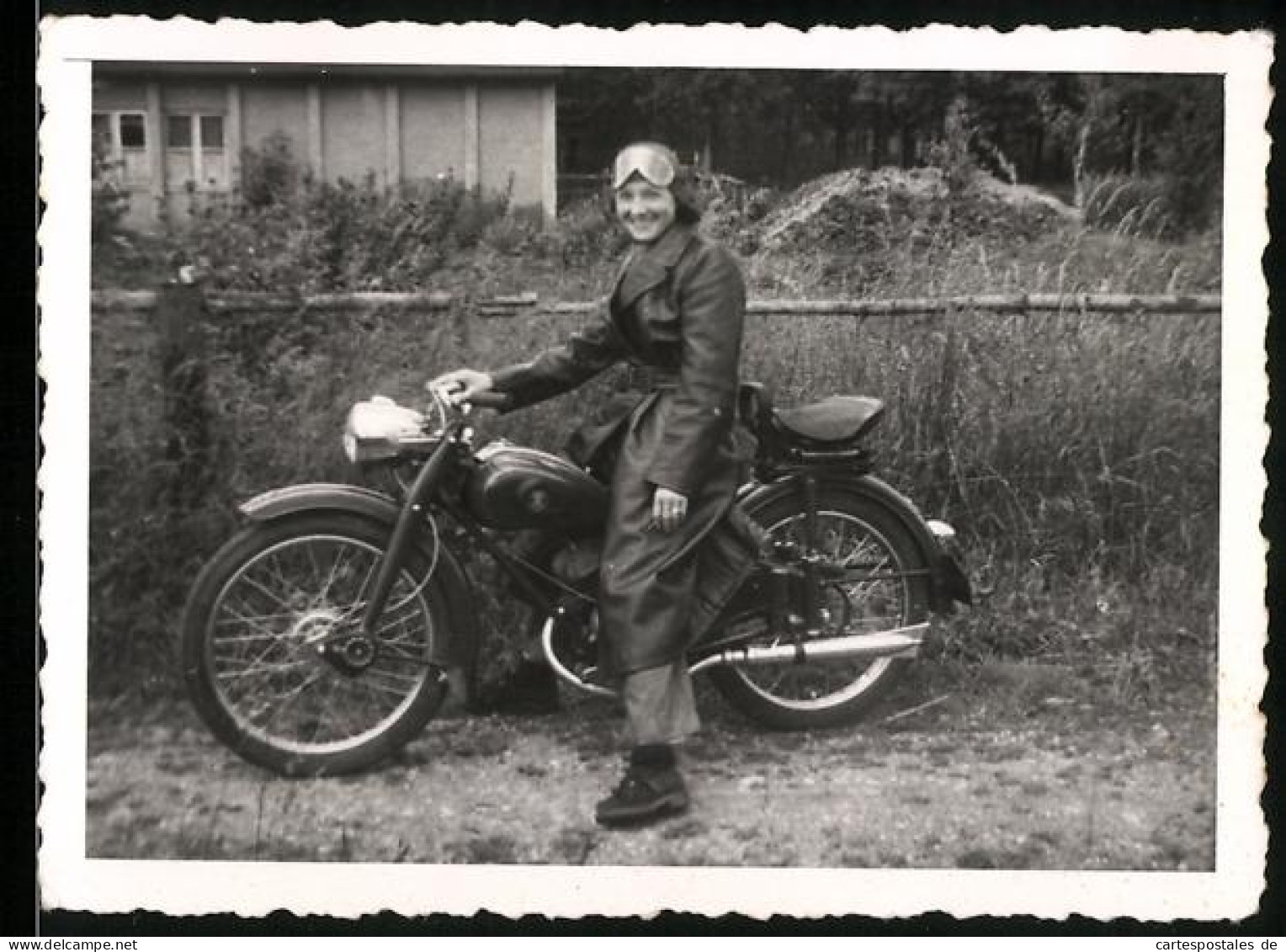 Fotografie Motorrad, Hübsche Junge Frau Mit Schutzbrille & Ledermantel Auf Krad Sitzend  - Cars