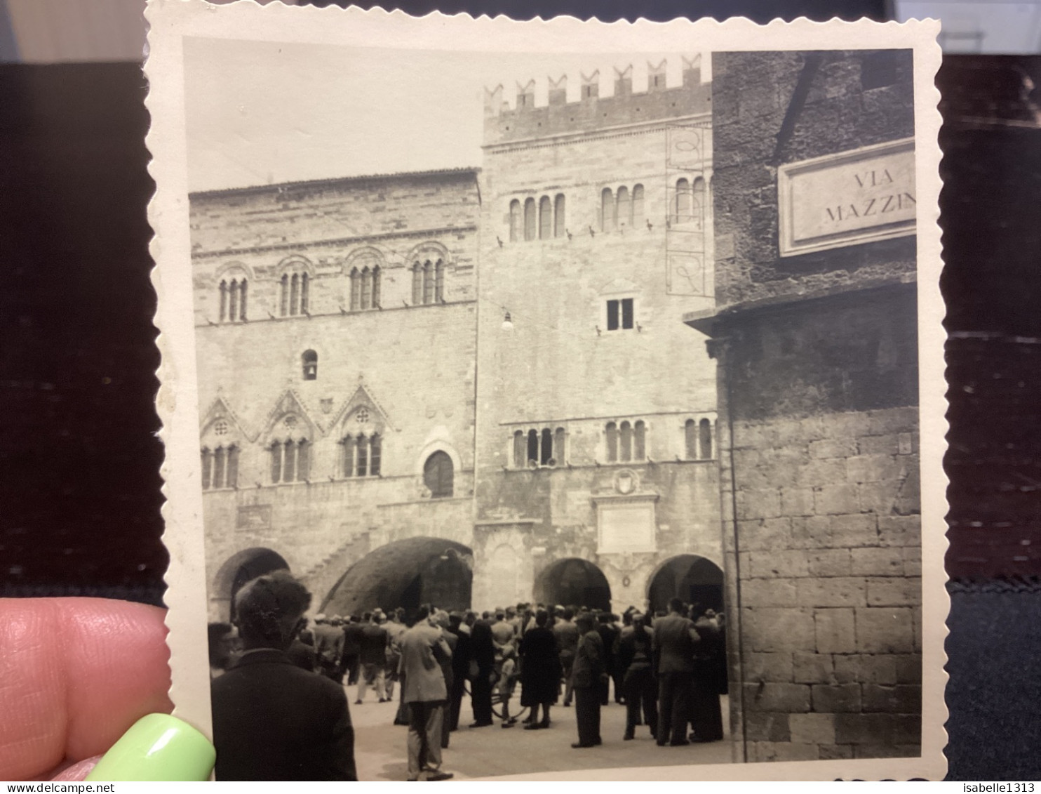 Photo Snapshot 1930 40 ITALIE Ville TODI Homme Femme Sur La Place Qui Regarde Quelque Chose Panneau Sur Un Mur - Places