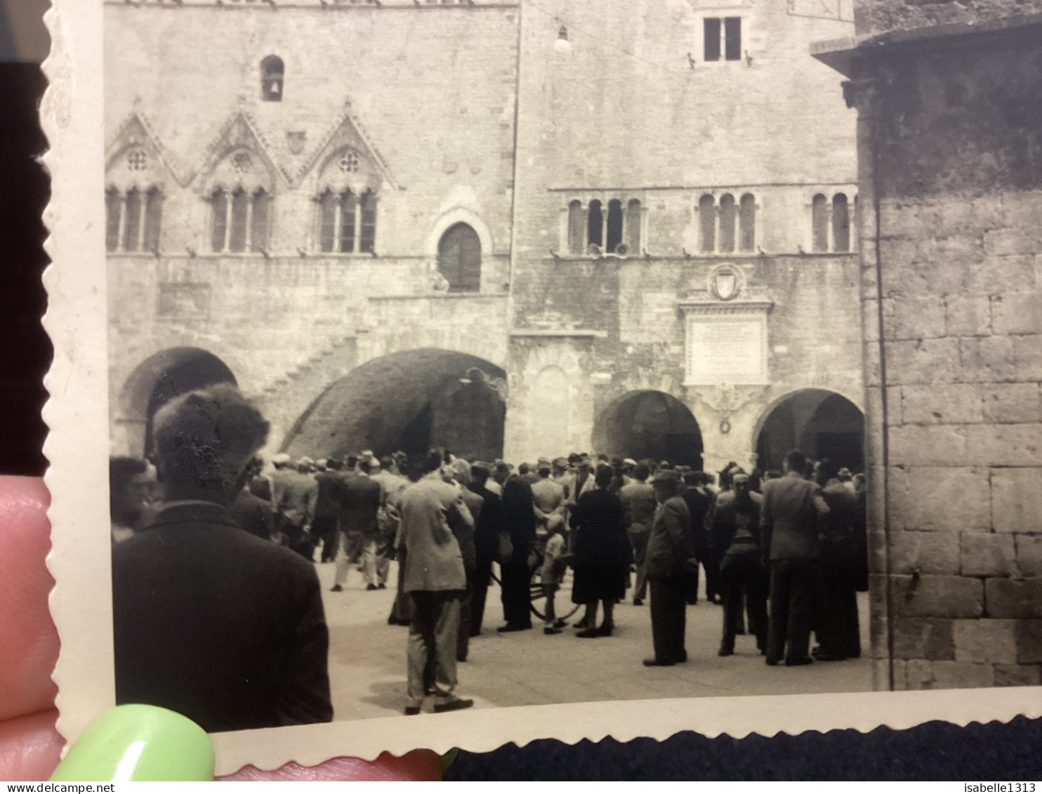 Photo Snapshot 1930 40 ITALIE Ville TODI Homme Femme Sur La Place Qui Regarde Quelque Chose Panneau Sur Un Mur - Places