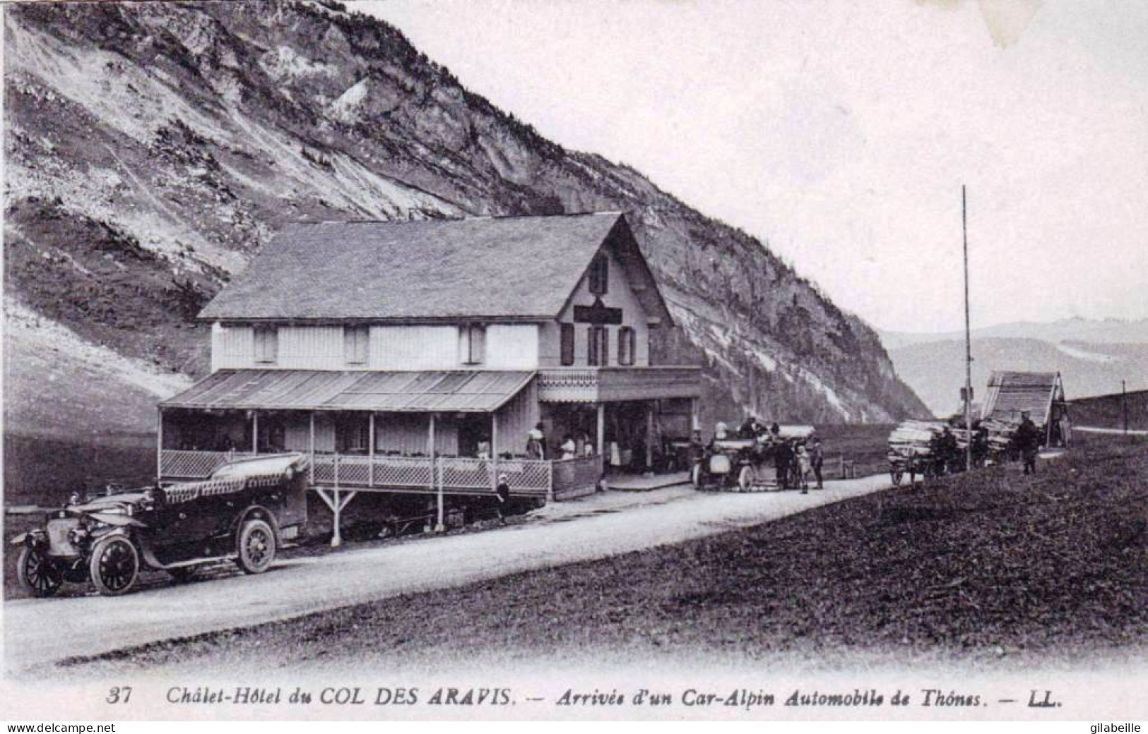 74 - Haute Savoie - LA CLUSAZ -   Chalet Hotel Du Col Des ARAVIS - Arrivée D'un Car Alpin Automobile De Thones - La Clusaz