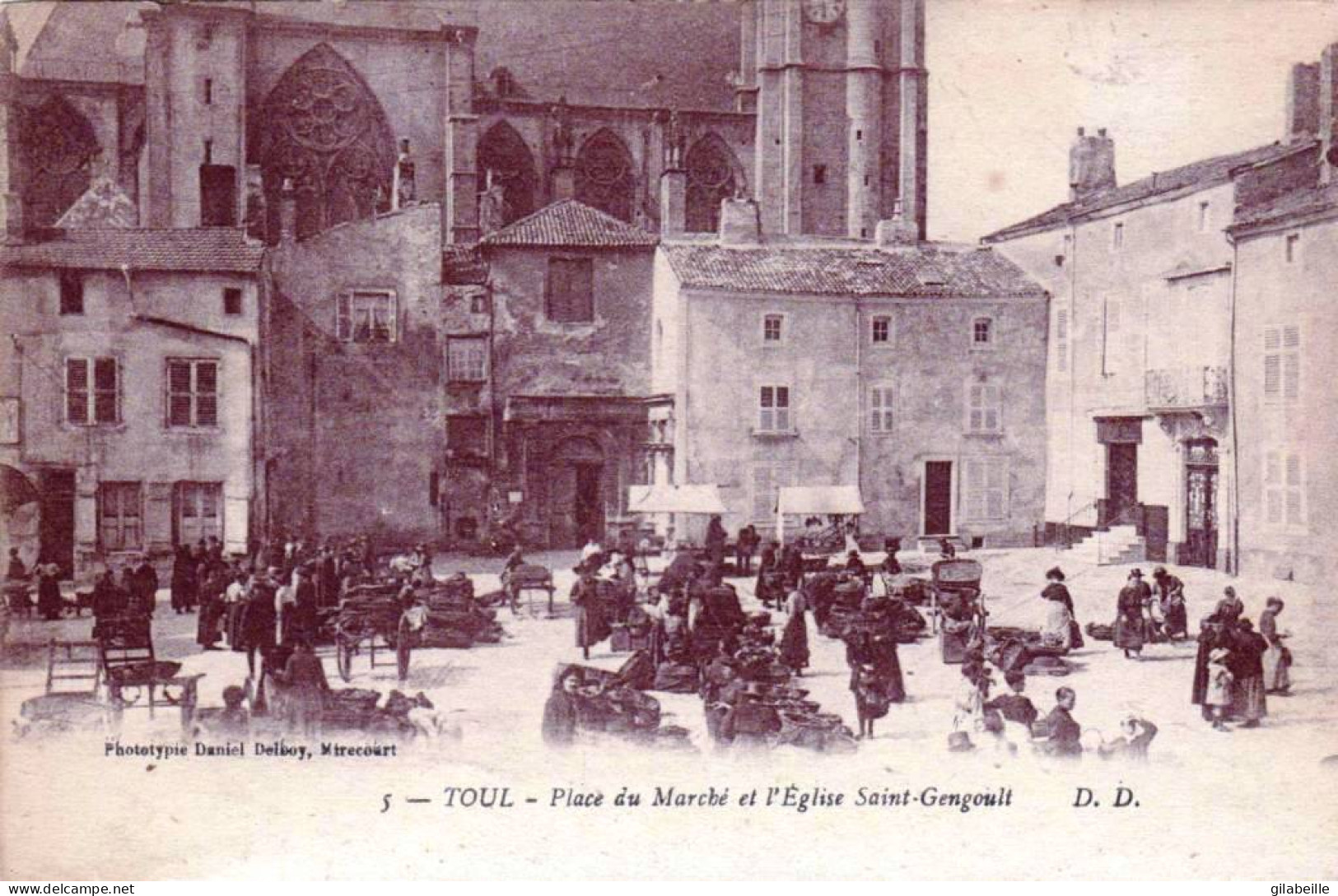 54 - Meurthe Et Moselle - TOUL - Place Du Marché Et L'église Saint Gengoult - Toul