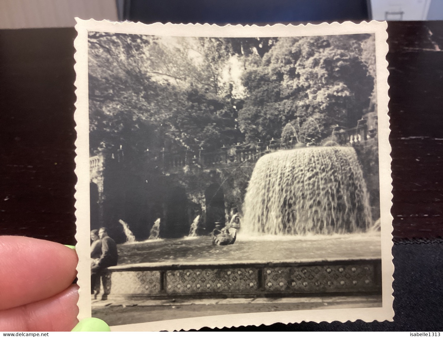 Photo Snapshot 1930 40 ITALIE Italie Rome Italie Rome Tivoli Villa D Este Homme, Assis à Côté D’un Jet D’eauau Bord De L - Places