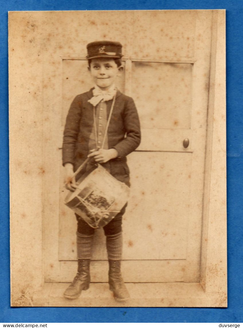 Photo Ancienne Collée Sur Carton Enfant Au Tambour ( Fanfare ? ) Format 12,5cm X 17cm - Anonymous Persons