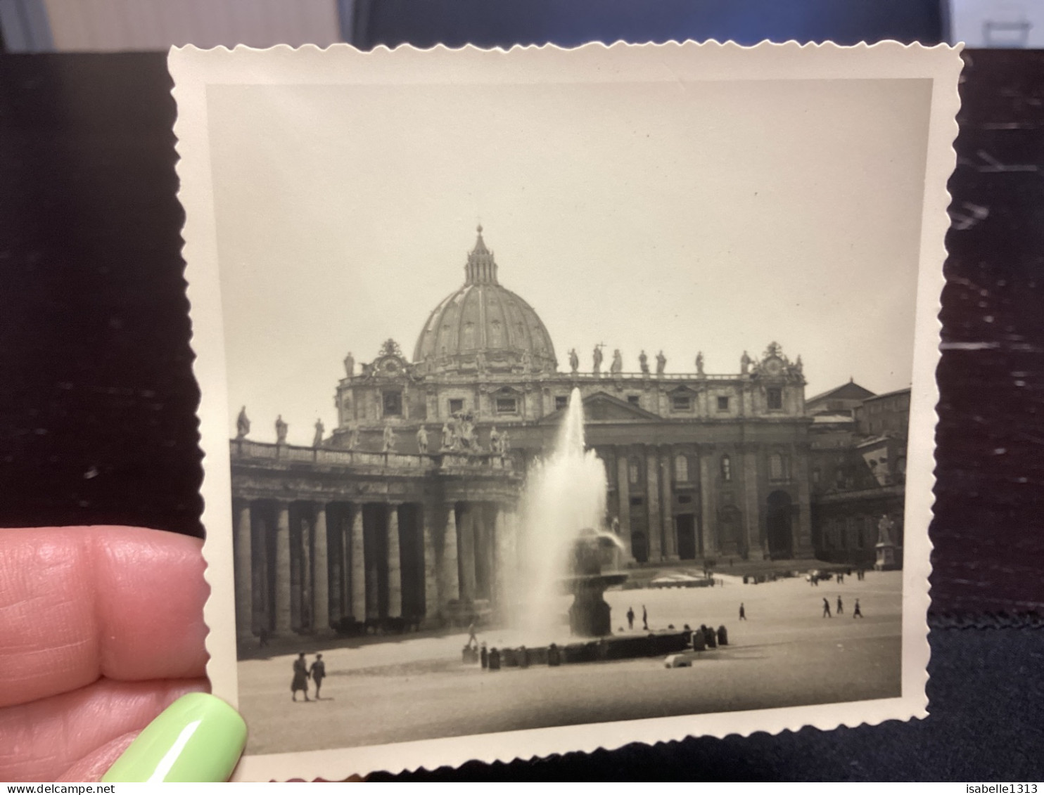 Photo Snapshot 1930 40 ITALIE ROME Place Saint-Pierre, Jet D’eau Femme Derrière Qui MarcheC’est - Lugares