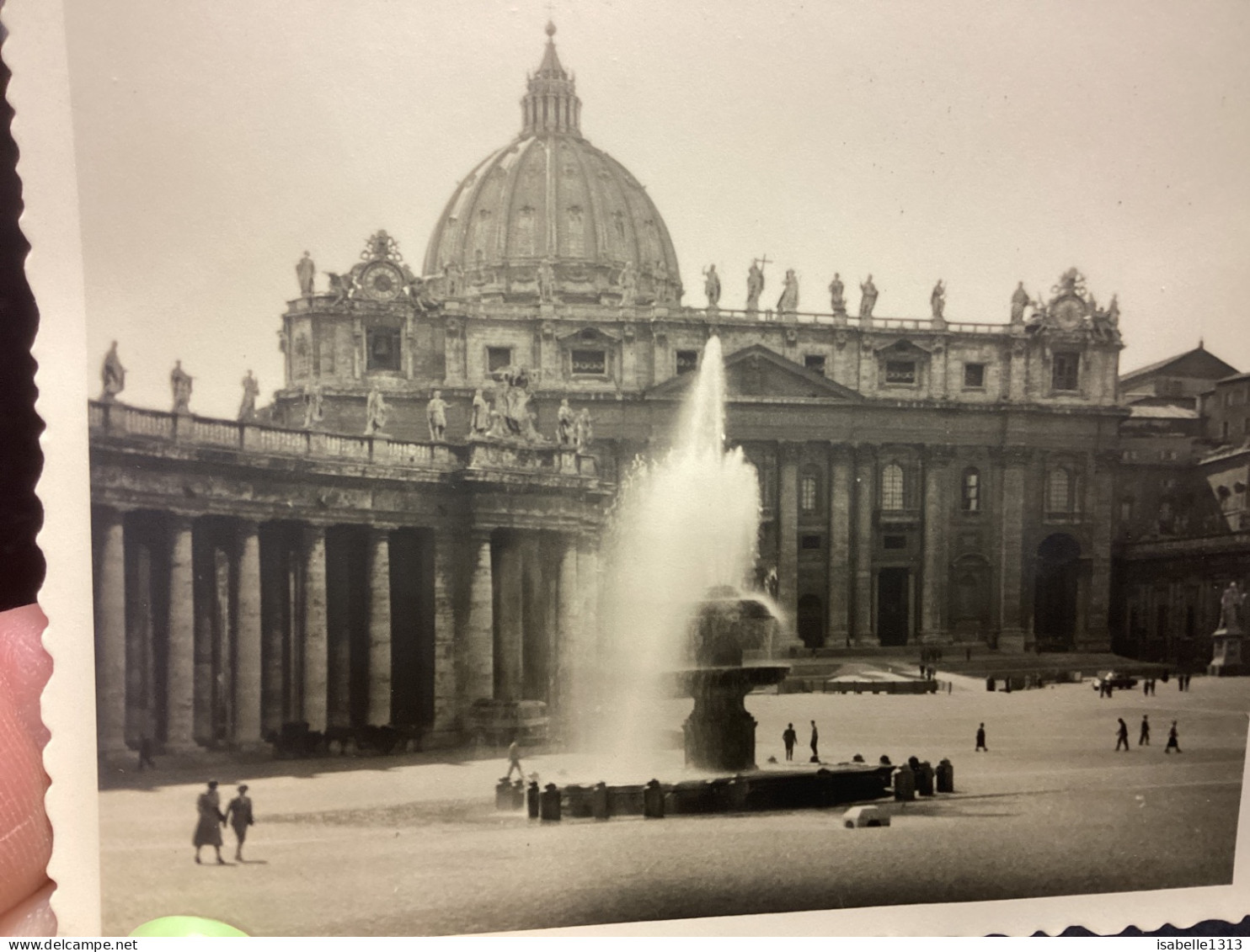 Photo Snapshot 1930 40 ITALIE ROME Place Saint-Pierre, Jet D’eau Femme Derrière Qui MarcheC’est - Lugares