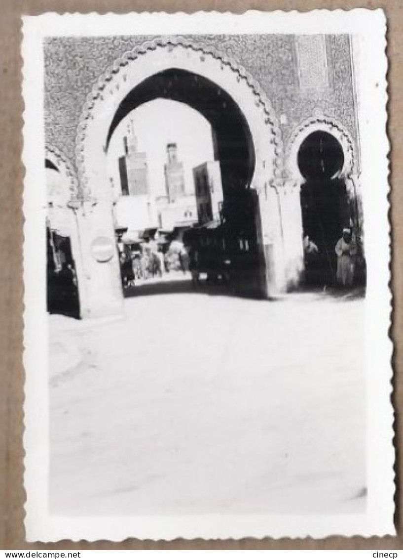 PHOTOGRAPHIE MAROC - FES FEZ - La Médina - TB PLAN  Porte Entrée De La Ville ANIMATION 1957 - Fez