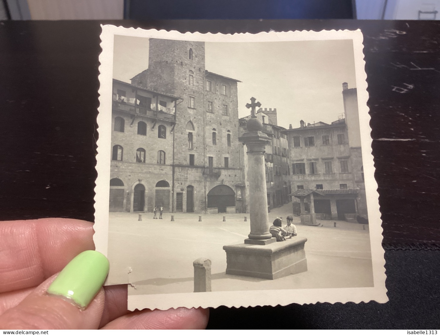 Photo Snapshot 1930 40 ITALIE Arezzo Pizza Grande Enfants, Qui Jouent Sur La Place Devant Statut Monument Qui Marche - Lugares