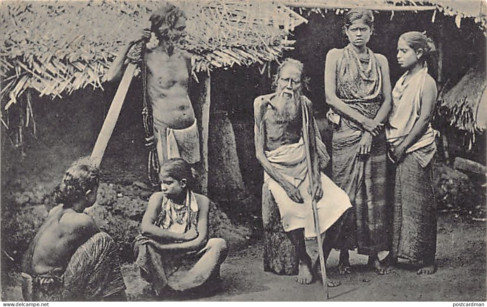 SRI LANKA - A Village Family - Publ. John & Co.  - Sri Lanka (Ceylon)