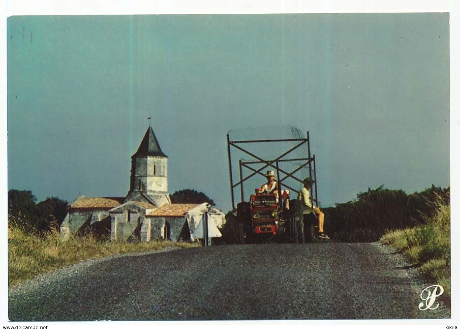 CPSM / CPM 10.5 X 15 Prestige CHARENTE   Eglise    Tracteur - Poitou-Charentes