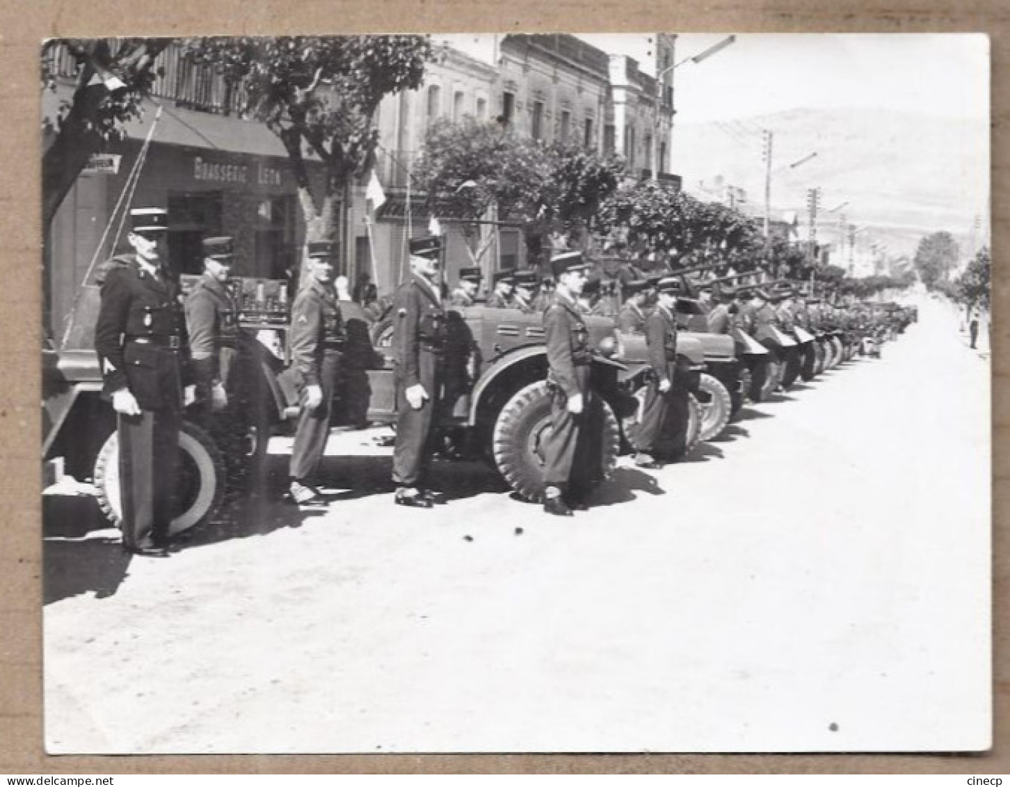 PHOTOGRAPHIE ALGERIE SAÏDA SAIDA MILITARIA Défilé Militaire 8 Mai 1960 ANIMATION RUE JEEP Brasserie LEON - Saïda
