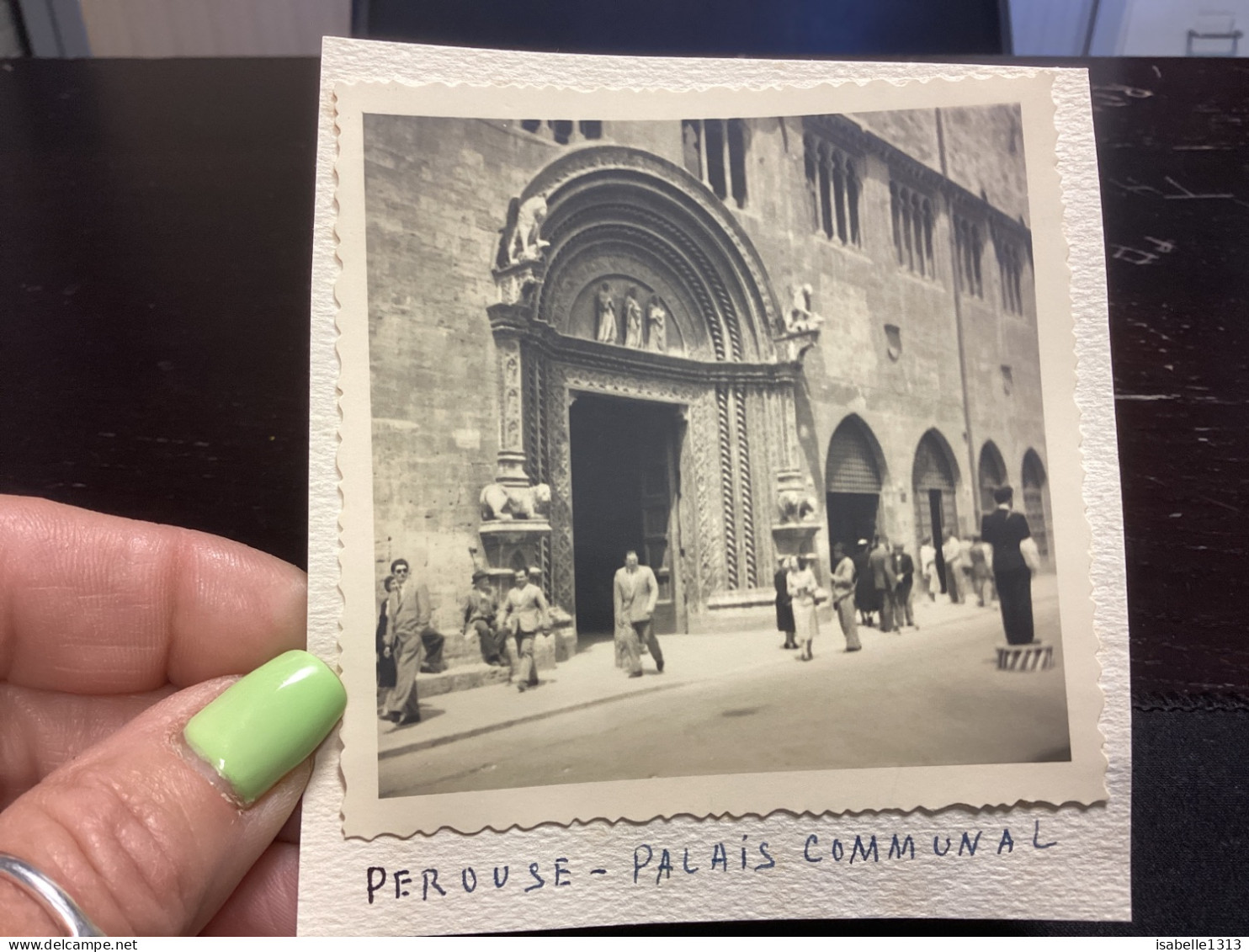 Photo Snapshot 1930 40 ITALIE  PEROUSE Palais Communal Homme, Femme Qui Marche Et Discute Sur Le Trottoir. Gendarme Poli - Lugares