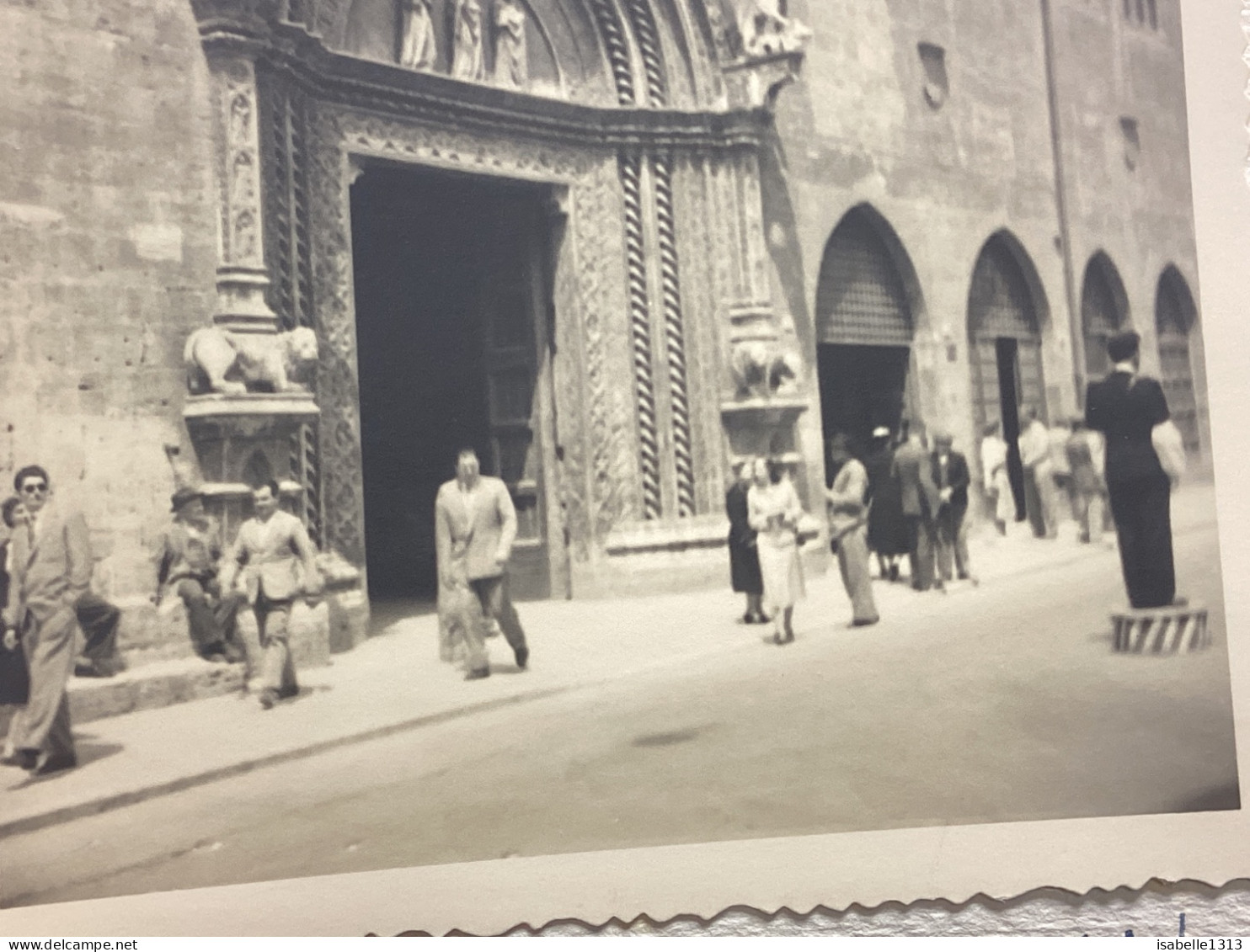 Photo Snapshot 1930 40 ITALIE  PEROUSE Palais Communal Homme, Femme Qui Marche Et Discute Sur Le Trottoir. Gendarme Poli - Lugares