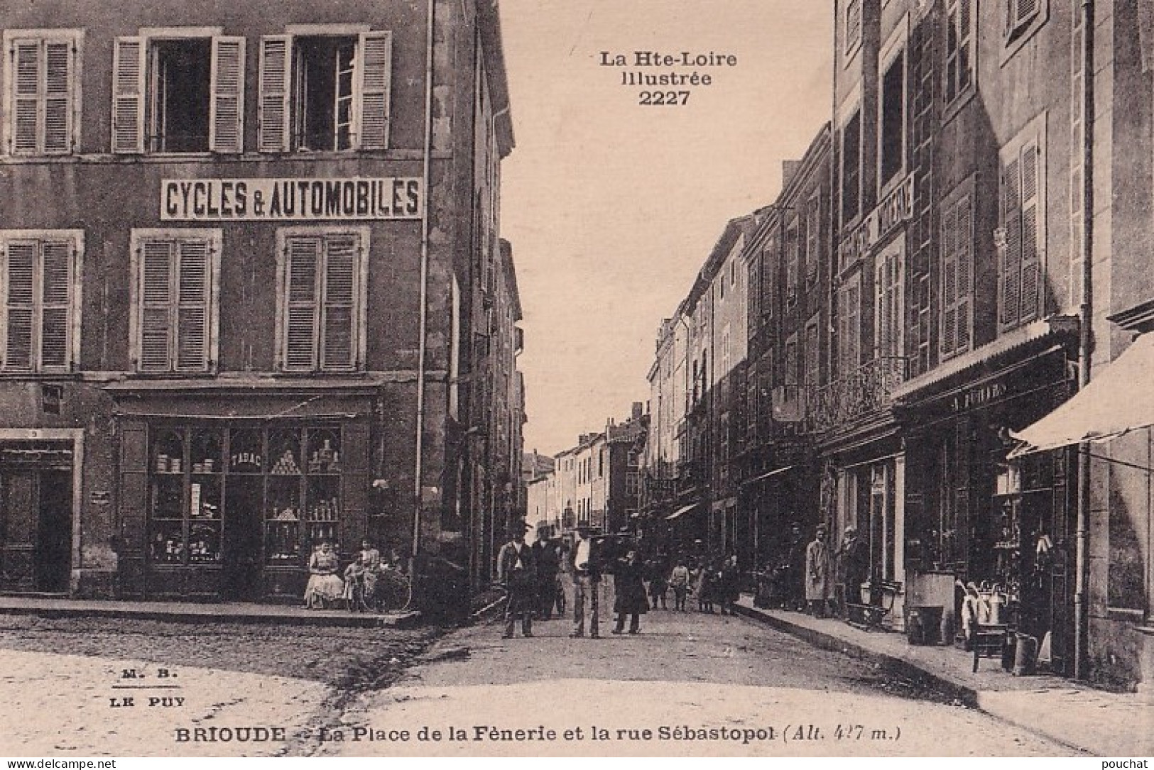 C8-43) BRIOUDE - LA PLACE DE LA FENERIE ET LA RUE SEBASTOPOL  - HABITANTS - ( 2 SCANS ) - Brioude