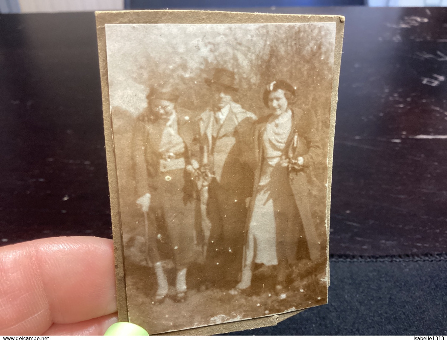 Photo Snapshot 1920 Homme, Femme Qui Marche Très Bien Habillée, Belle Toi, Chapeau Fourrure Homme Au Milieu De Deux Femm - Lugares