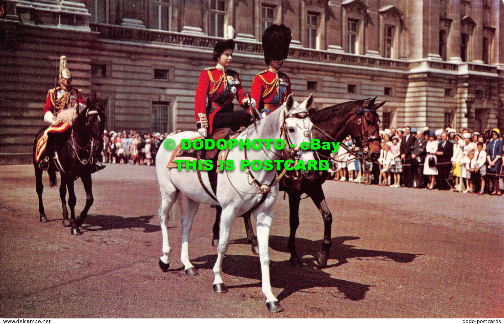 R485694 H. M. The Queen And H. R. H. Prince Philip - Monde