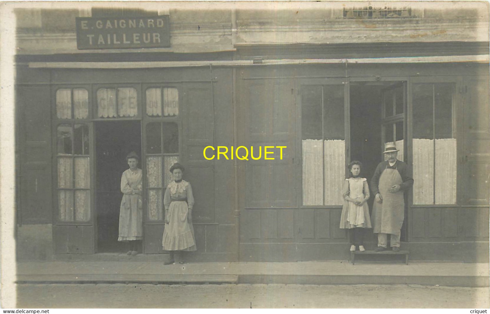 72 Sillé Le Guillaume, Carte Photo Du Magasin Gaignard, Tailleur, Avec Gérant Et Sa Famille - Sille Le Guillaume